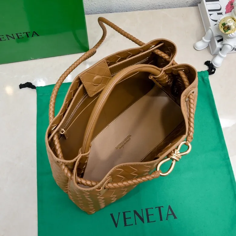 The 2023 new Andiamo batch of 2260 BV has been shipped‼ ️Really popular🔥The new Andiamo woven handbag launched by Bottega Veneta this season is really popular all over the world! ! Celebrities at home and abroad have worn it, and Oscar-winning actress Michelle Yeoh has taken it out on the street. Song Jia, Trai Yara, Yu Feihong, Sanji Ayaka, Rosie Hunting-Whiteley, Yoshioka Riho, etc. have all picked up this bag. It is classic and versatile, showing off its temperament, and the bag capacity is also large, which is very convenient for daily commuting! ! A variety of carrying methods, the shoulder straps can be adjusted by yourself, the original lambskin feels soft and delicate, and the unisex style breaks gender boundaries and brings a more practical and longer-lasting use experience. Andiamo, which has both elegant and casual styles, perfectly interprets the true appearance of "fashionable old money style". Style number: 8463 Size: 32*24*12